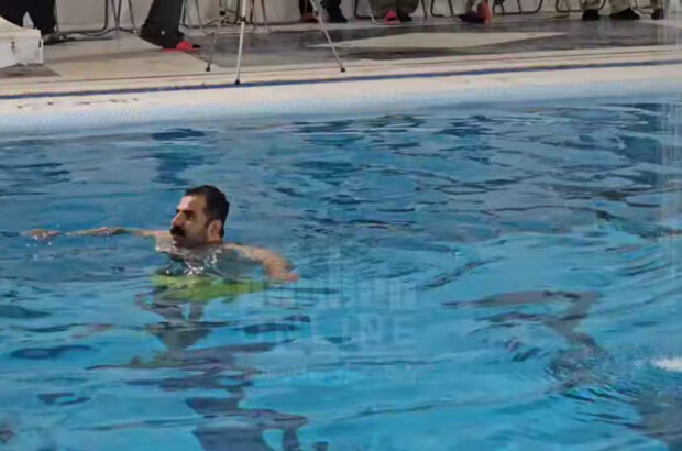 ثبت رکورد جدید کشوری حفظ شناوری در آب با دست بدون استفاده از پا توسط ورزشکار بوکان آغاز شد